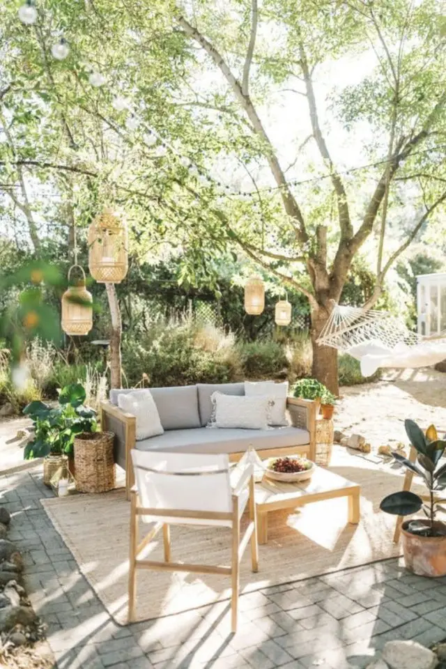 terrasse deco simple et chic exemple salon de jardin élégant canapé fauteuil lanternes dans les arbres