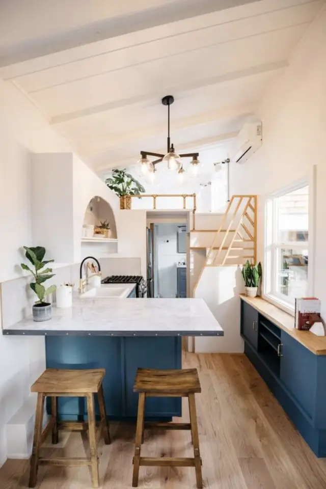 amenagement cuisine tiny house exemple plan de travail ilot bar blanc et bleu tabouret meuble rangement faible profondeur