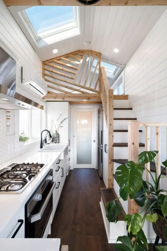 amenagement cuisine tiny house exemple grand espace de rangement couleur banche esthétique