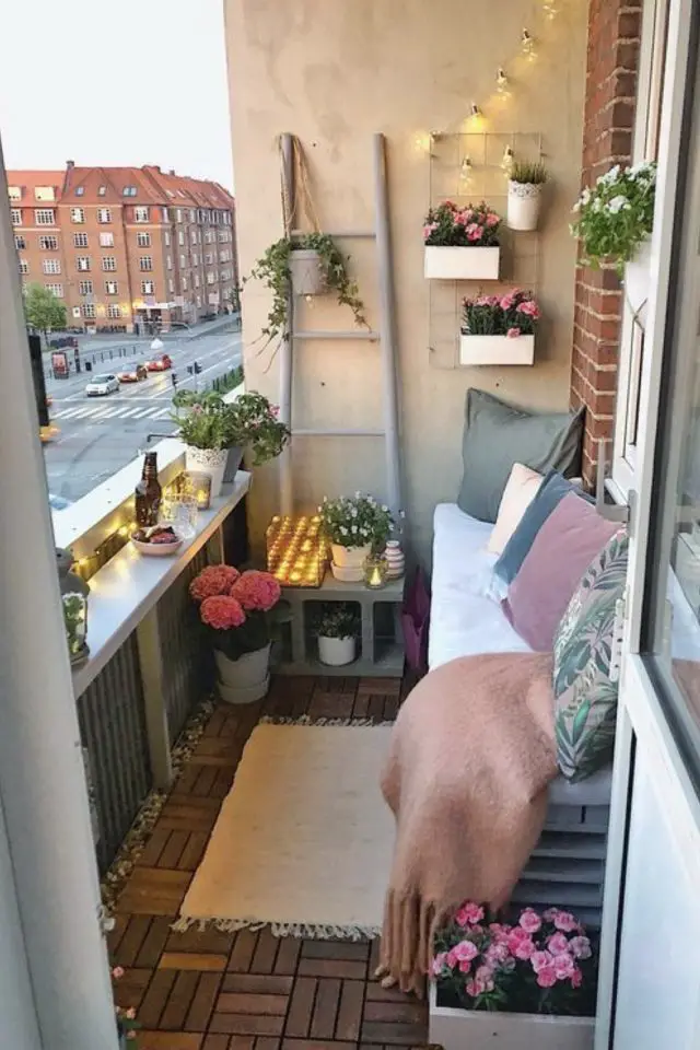 balcon en longueur decorer garde corps petote étagère accrochée avec des crochets pour poser des pots de fleurs