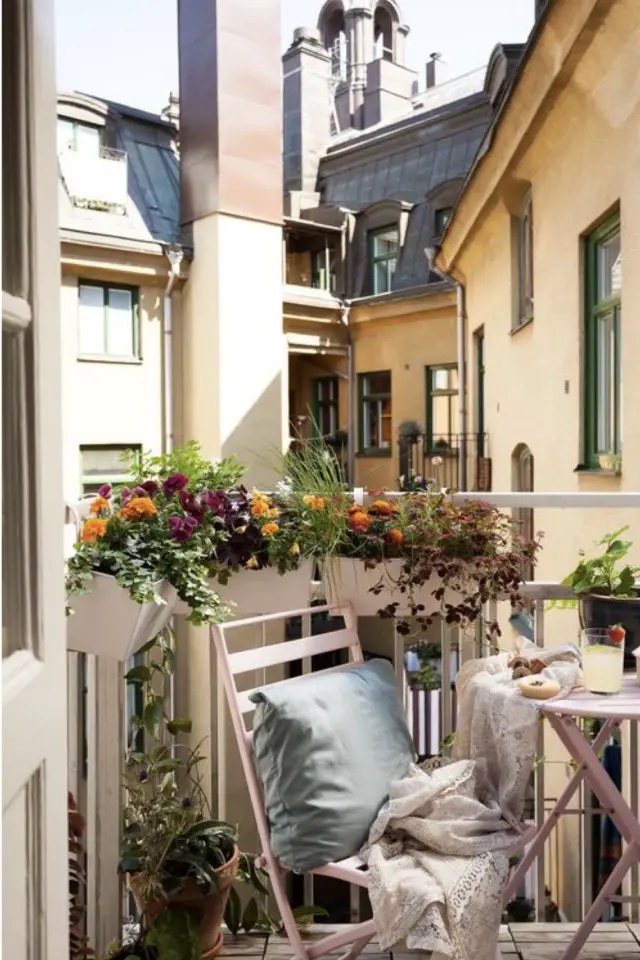 balcon en longueur decorer garde corps jardinières suspendues gain de place