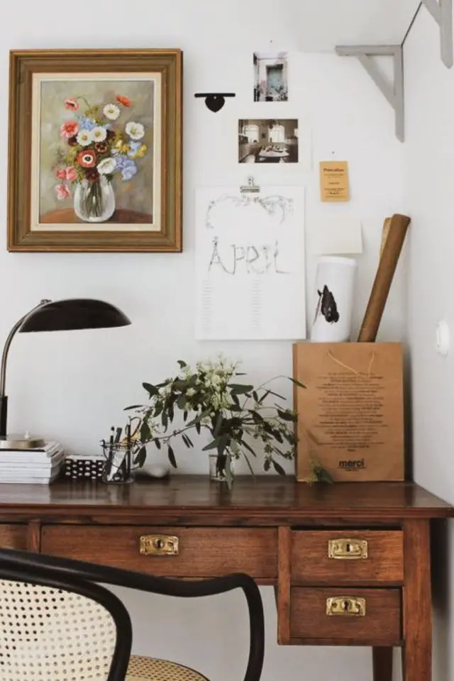 bureau vintage seconde main exemple deco en bois lampe rétro chinée décor simple et élégant