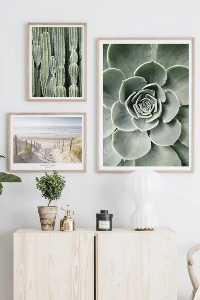 cadre deco vegetal mur plage et cactus succulente verte dessus buffet