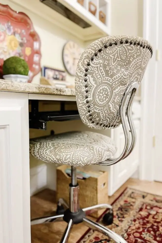 chaise de bureau recup exemple seconde main plus durable DIY tapisserie textile changement relooké