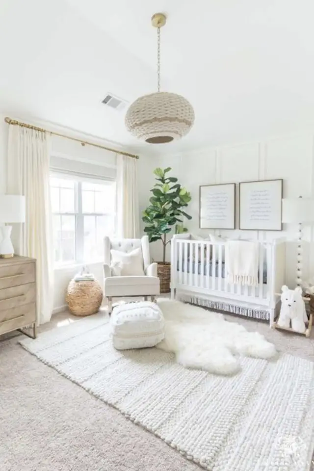 chambre bebe moderne exemple decoration tapis devant le berceau fauteuil pour parent