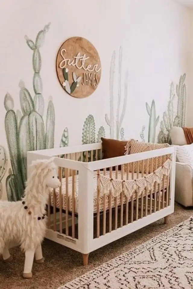 chambre bebe moderne exemple decoration papier peint décor mural cactus berceau bois et blanc