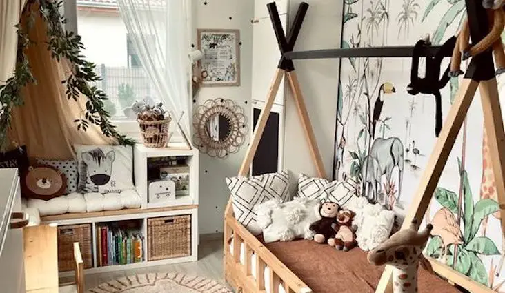 chambre enfant idee facile deco lit tipie cabane bois papier peint jungle