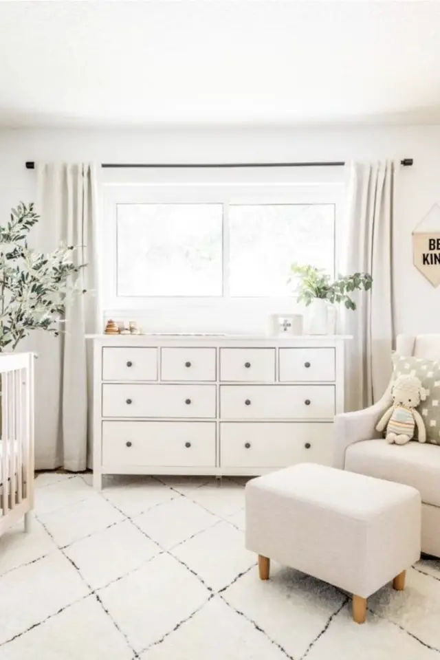 chambre enfant moderne blanche exemple commode fenêtre rideaux fauteuil exemple décoration ton sur ton douceur