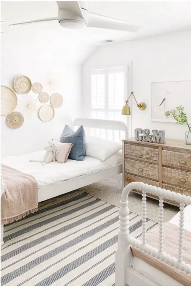 chambre enfant moderne blanche exemple double partagé lit en métal blanc décor bois simple et minimaliste