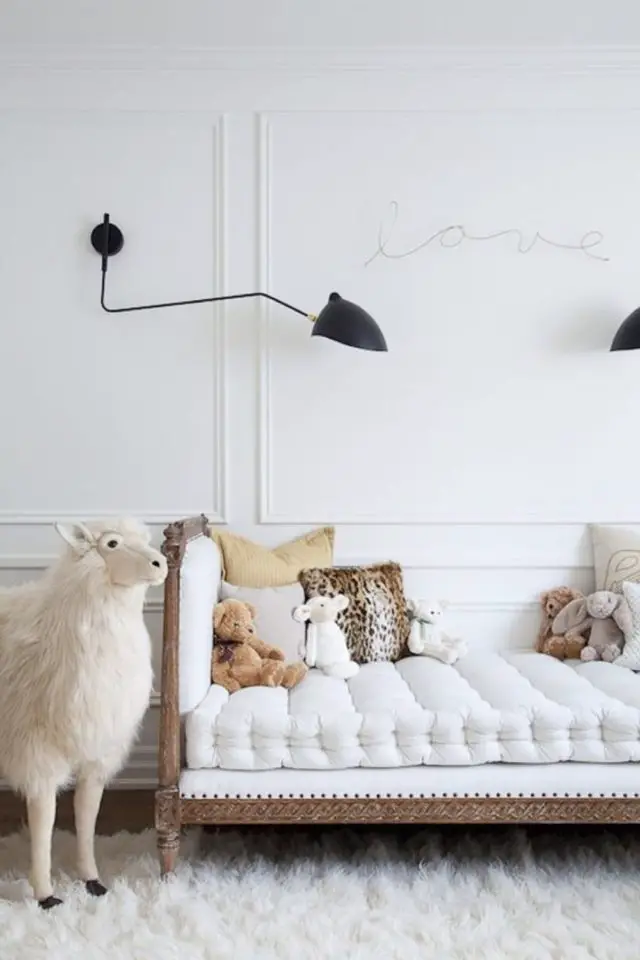 chambre enfant moderne blanche exemple daybed élégant minimaliste peluche