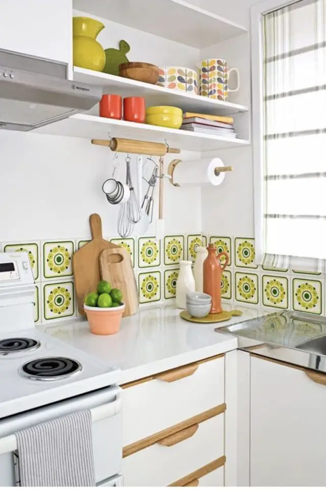 decor cuisine vintage retro carrelage crédence vert et blanc