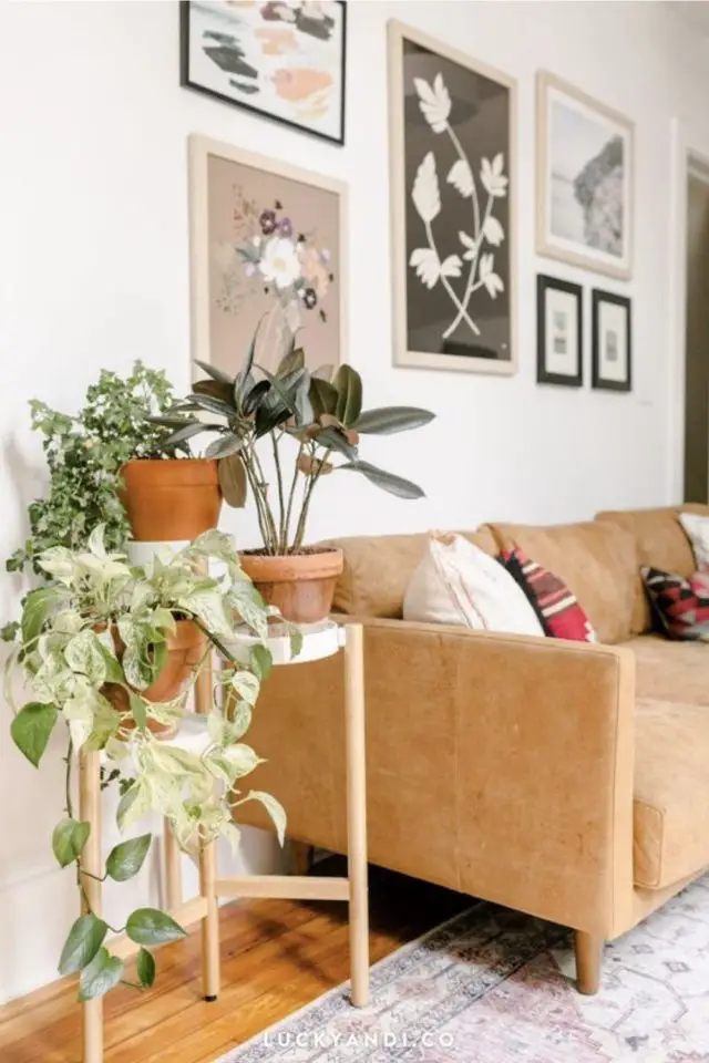 decor salon plantes interieures canapé couleur ocre bout de canapé en bois guéridon
