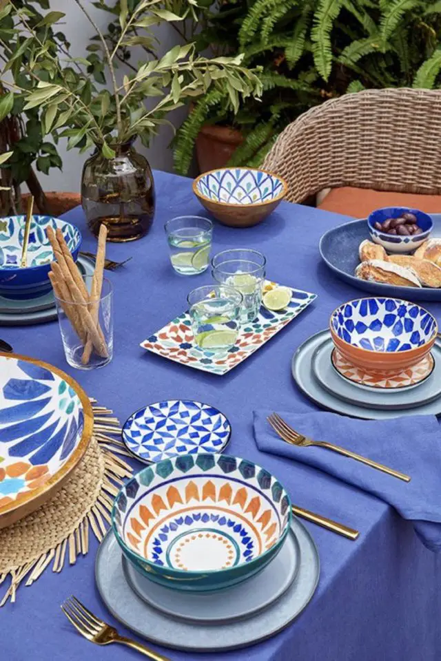 decor table couleur estivale idee linge de table bleu vaisselle colorée bonne humeur repas en extérieur