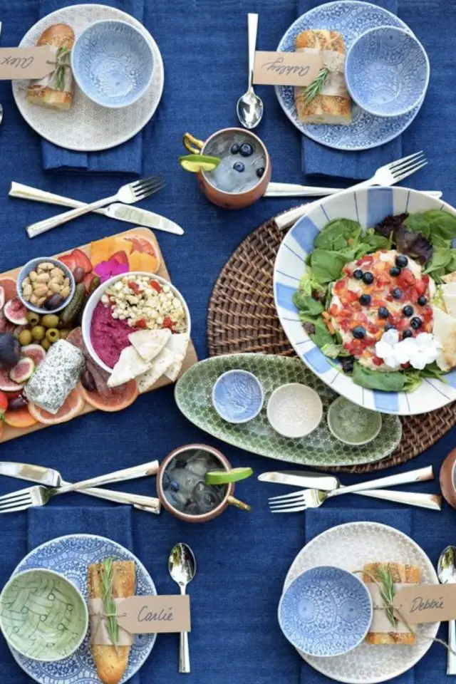 decor table couleur estivale idee nappe bleu vaisselle blanche et verte petite plats été Méditerranée 