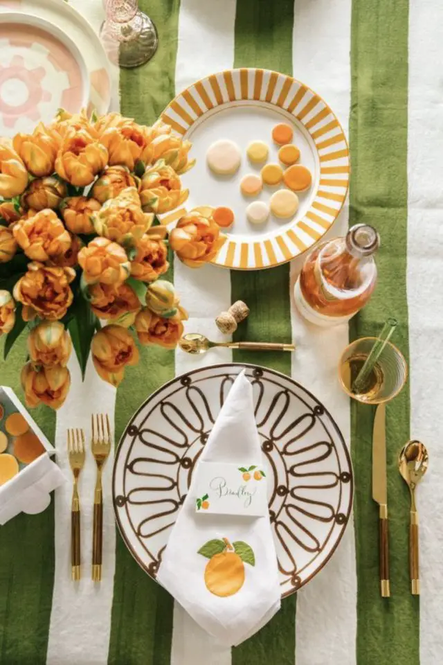 decor table couleur estivale idee nappe à rayure blanche et verte olive fleur orange couleur été