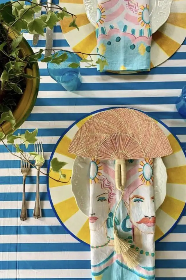 decor table couleur estivale idee nappe à rayures blanches et bleues assiettes jaune et bleu style riviera vacances