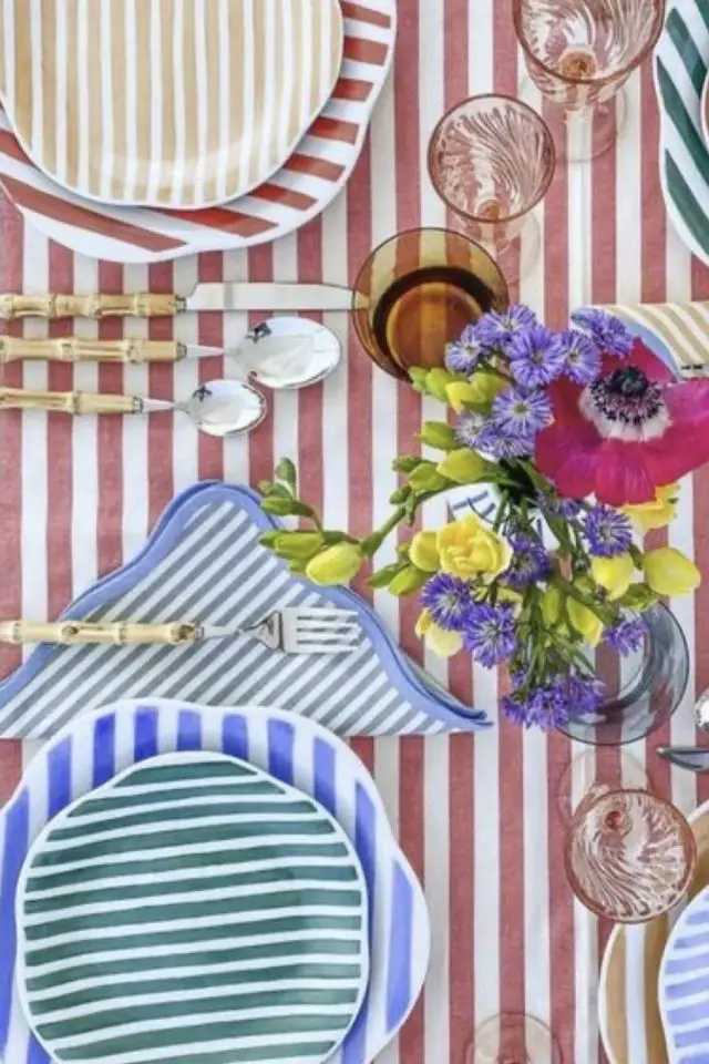 decor table couleur estivale idee assiette serviette nappe à rayures blanc rouge bleu vert