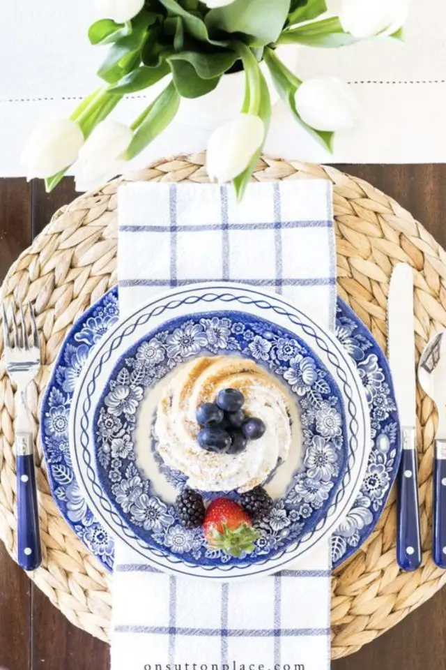 decor table couleur estivale idee assiettes vintage à motif bleu et blanc set de table naturel tressé