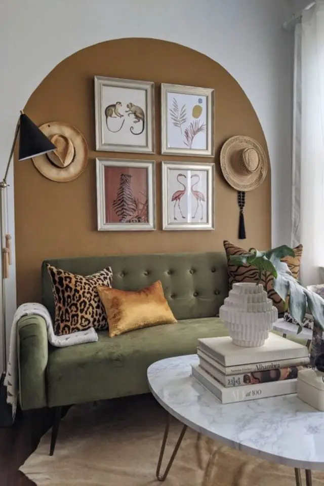 decoration interieur couleur douce vert canapé velours sauge décor mural peinture arche moderne salon séjour
