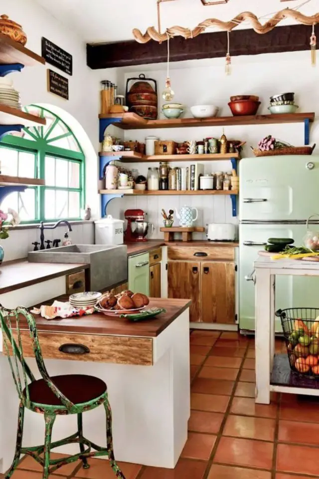 decoration interieur couleur douce vert cuisine bois et blanc frigo smeg coloré chaleureux