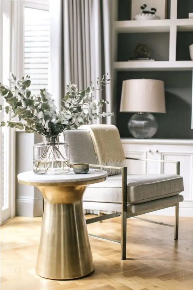 decoration salon bout de canape rond exemple pièce à vivre élégante classique fauteuil en tissus gris et armature fine bouquet de fleurs