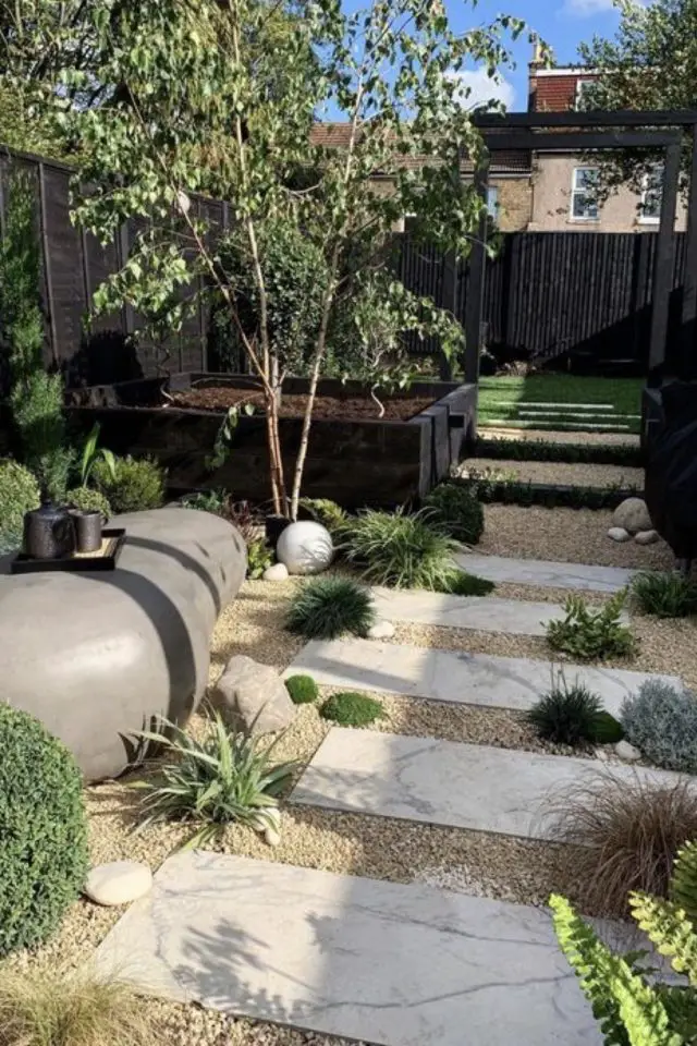 exemple allee jardin dalle beton rectangulaire avec des plantes et du gravier 