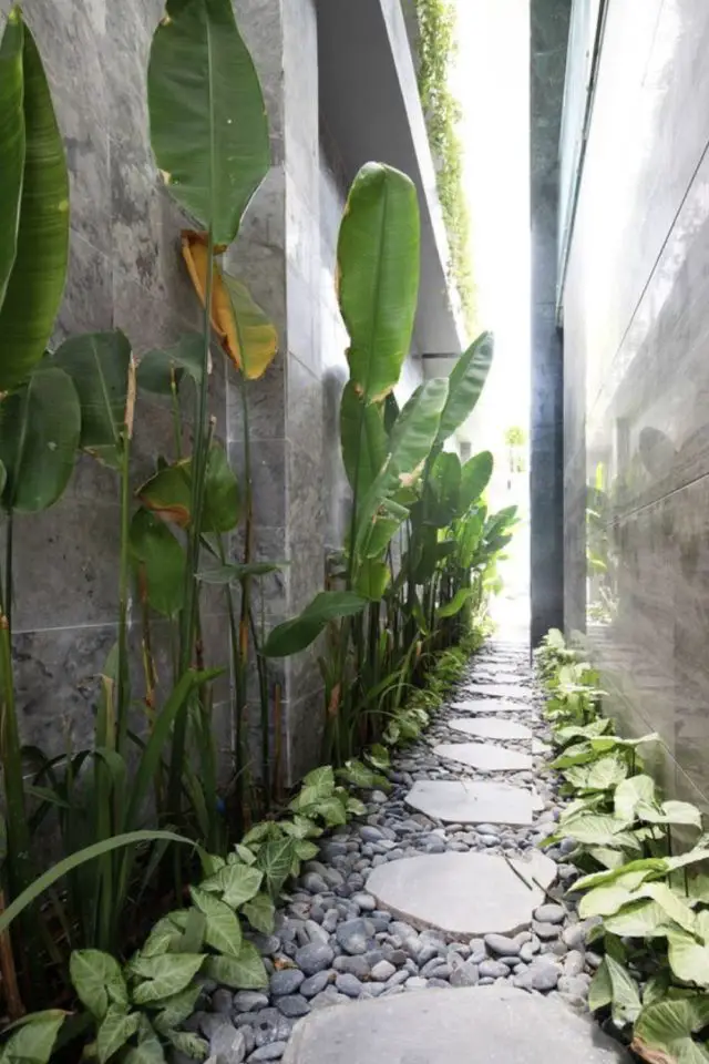 exemple allee jardin dalle beton petites dalles rondes originales passage étroit