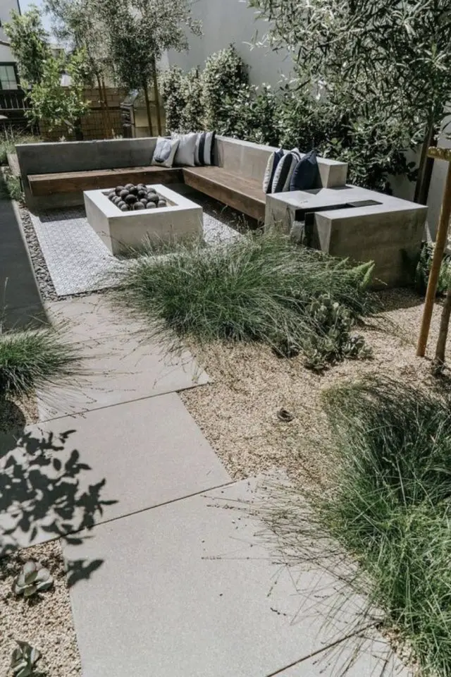 exemple allee jardin dalle beton en quinconce vers la terrasse et le salon de jardin  