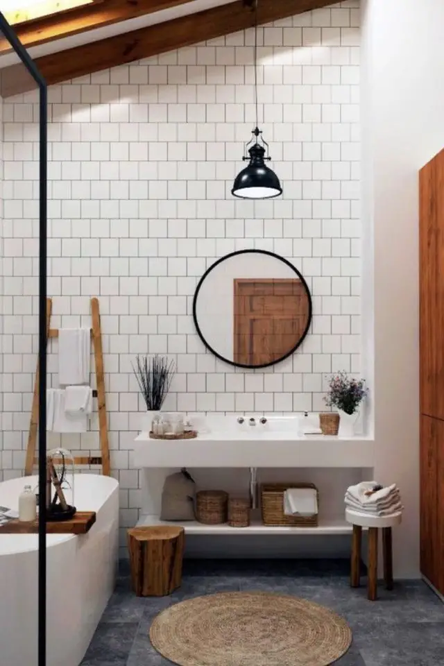 exemple salle de bain moderne et design puit de lumière carrelage blanc simple et élégant miroir rond