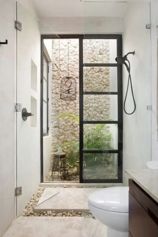 exemple salle de bain moderne et design baie vitrée sur le jardin nature blanc simple épuré verrière 
