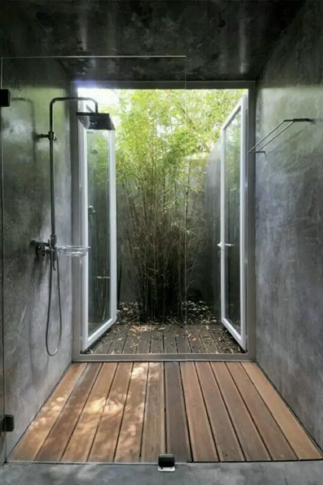 exemple salle de bain moderne et design ouverte sur la jardin bambou bois pierre biophilique