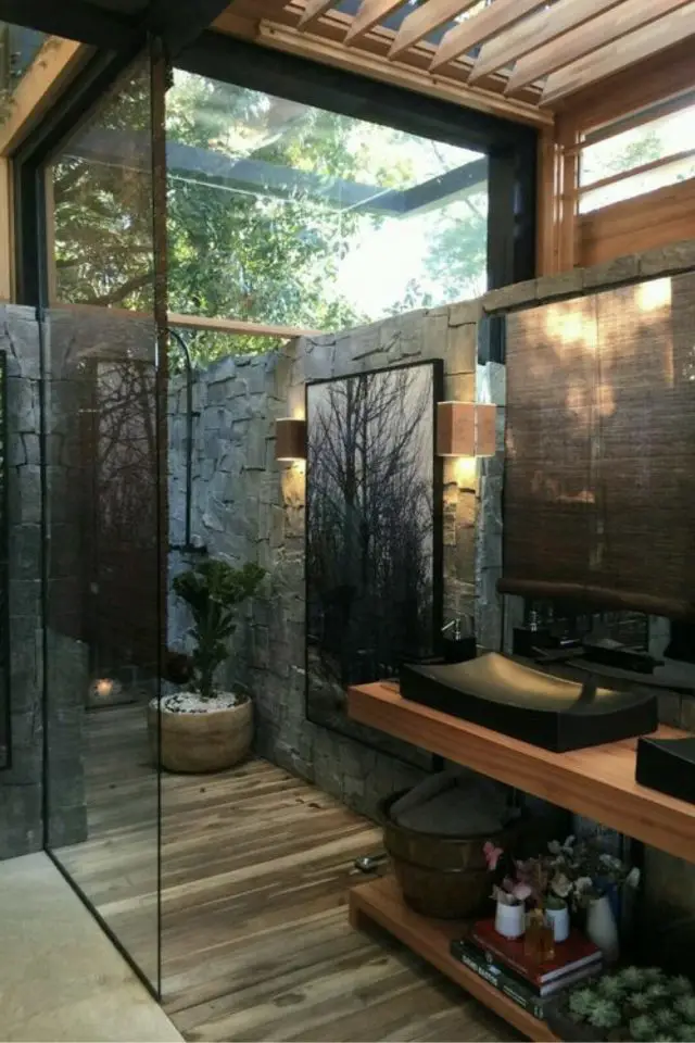 exemple salle de bain moderne et design biophilique séparation intérieur extérieur verre transparence bois relaxant
