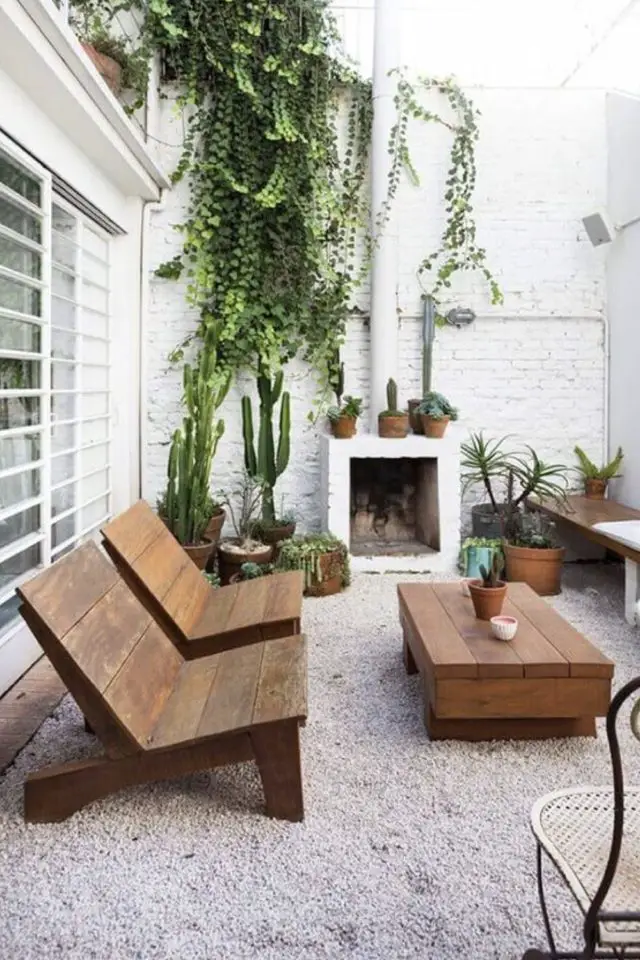 exterieur beton gravier bois decoration meuble salon de jardin fauteuil et table basse outdoor élégant épuré