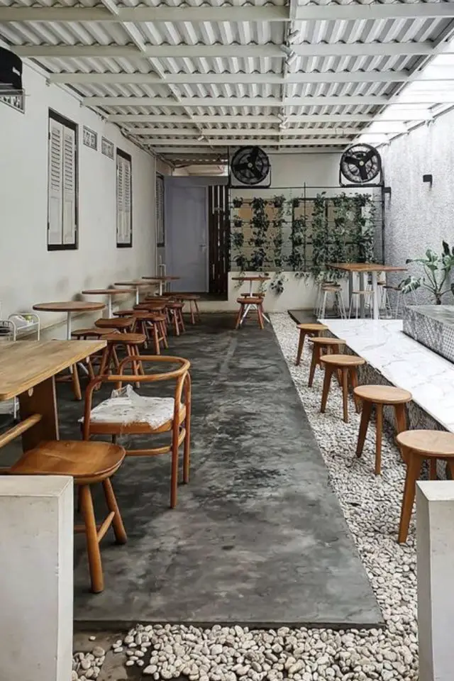 exterieur beton gravier bois decoration café restaurant meuble table chaise fauteuil élégant et sobre