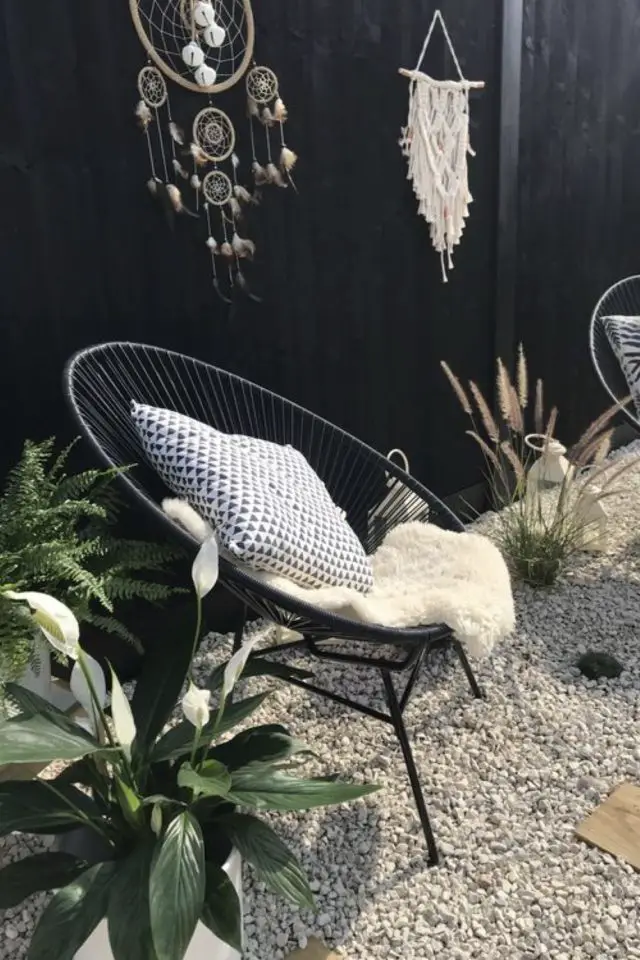 exterieur design gravier exemple fauteuil de jardin pas cher filaire noir plantes vertes simple
