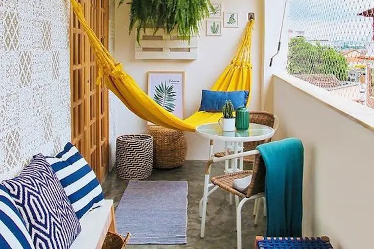 idee amenagement balcon en longueur filant meuble hamac plantes