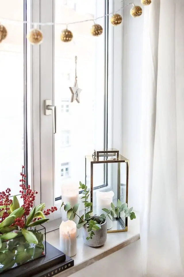 idee decoration rebord fenetre photophore transparent bougies blanches et fleurs