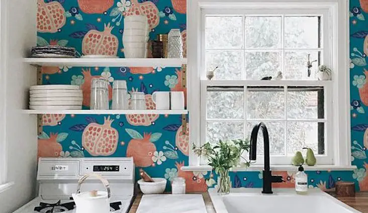 inspiration decoration quotidien couleur et esthetique papier peint bleu motif grenade orange étagère blanche cuisine