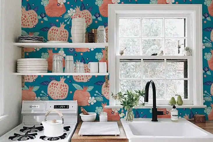inspiration decoration quotidien couleur et esthetique papier peint bleu motif grenade orange étagère blanche cuisine