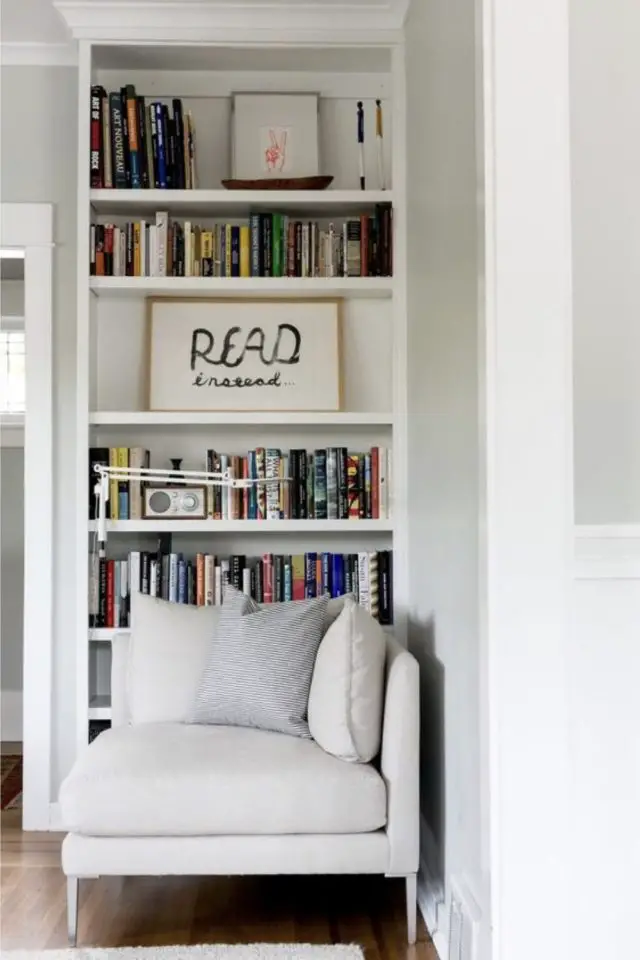 interieur frais et cosy exemple coin lecture confortable méridienne petite bibliothèque couleur neutre blanc froid
