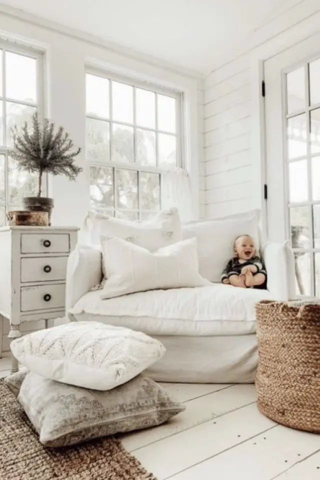 interieur frais et cosy exemple salon classique couleur blanche fauteuil coussin
