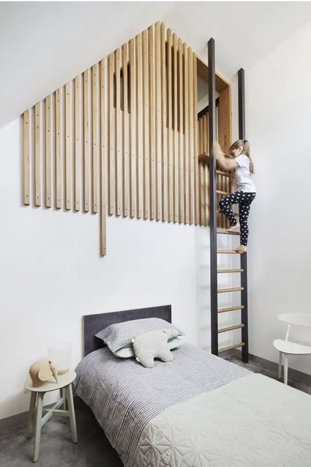 mezzanine design chambre enfant exemple petite échelle tasseaux de bois minimaliste salle de jeu