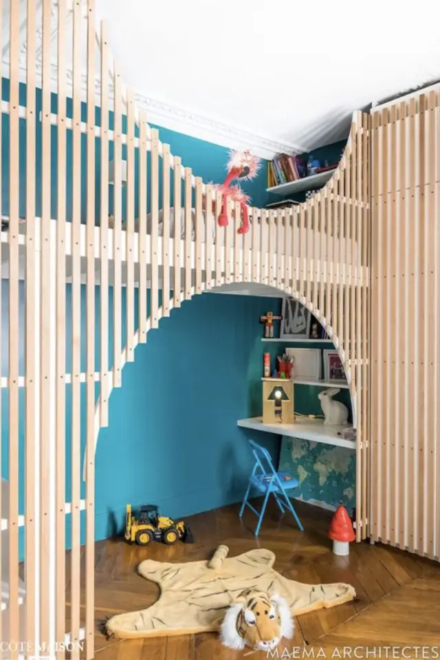 mezzanine design chambre enfant exemple construction avec tasseaux de bois moderne