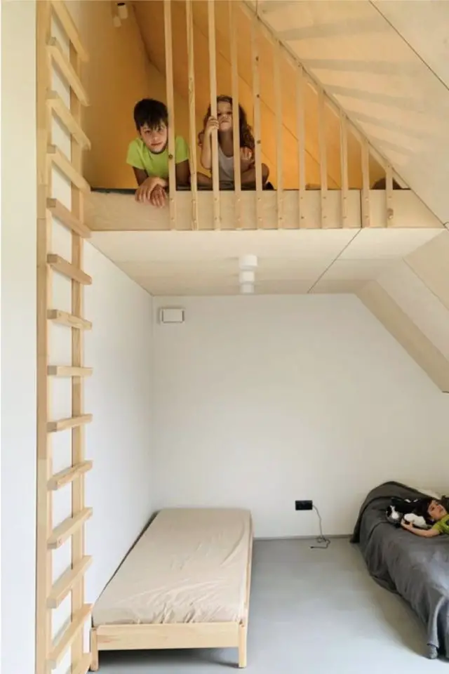 mezzanine design chambre enfant exemple garde-corps moderne tasseaux de bois claustras