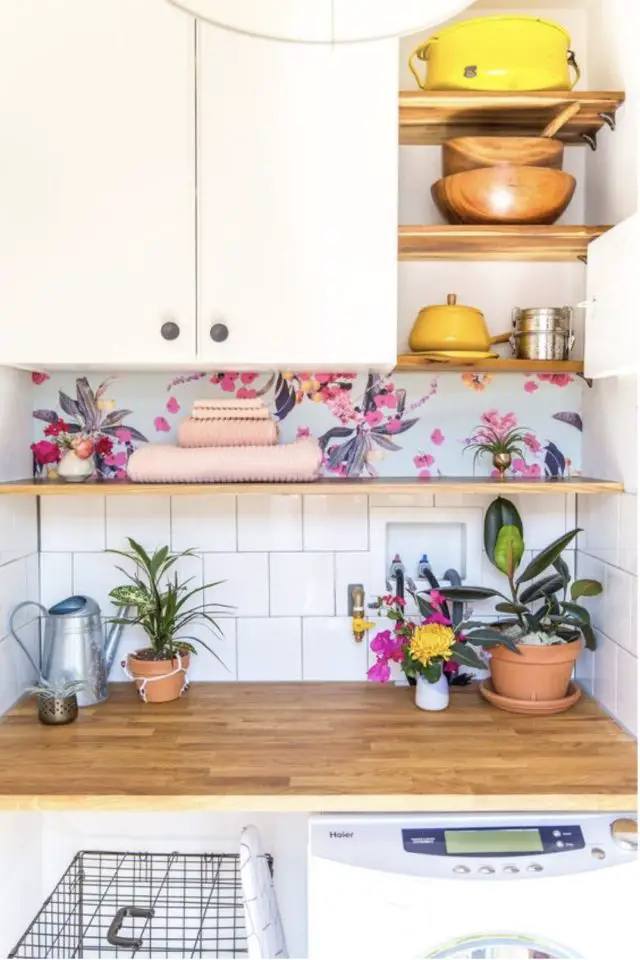 papier peint motif et etagere exemple cuisine au dessus de la crédence bois blanc bleu fleur rose