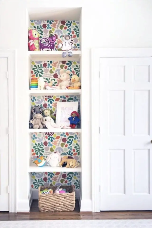 papier peint motif et etagere exemple chambre enfant étagère blanche revêtement mural à fleur multicolore