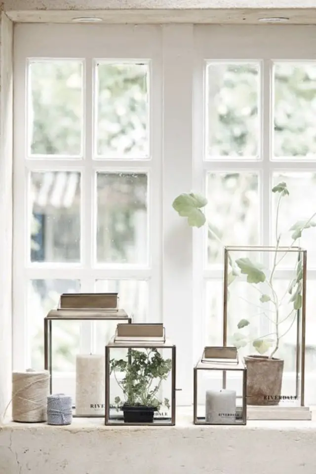 rebord de fenetre exemple decoration photophores transparent et laiton élégant charme facile bougies plantes