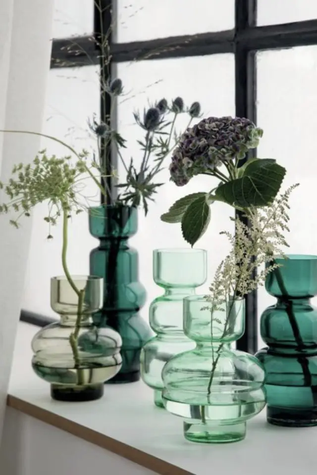 rebord de fenetre exemple decoration vases en verre colorés vert dégradé transparence fleurs soliflore