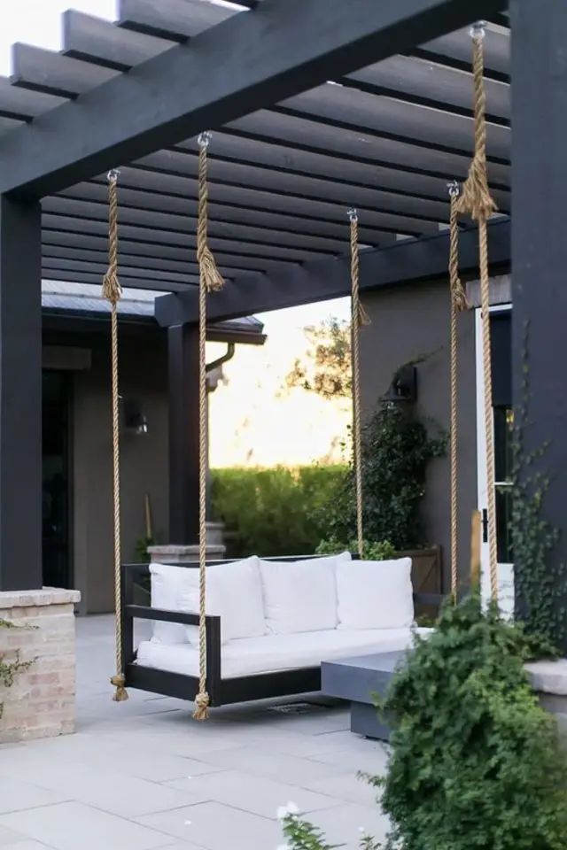 terrasse en beton exemple pergola et balancelle suspendu design noir blanc gris