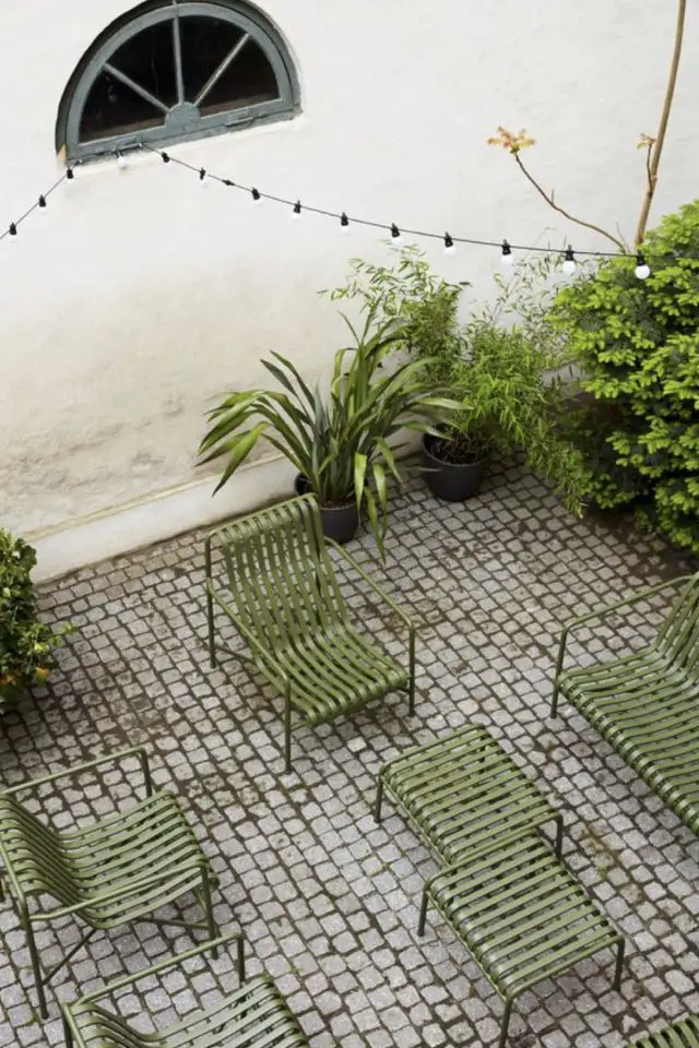 terrasse en beton design exemple petit pavé effet vintage meuble de jardin en métal